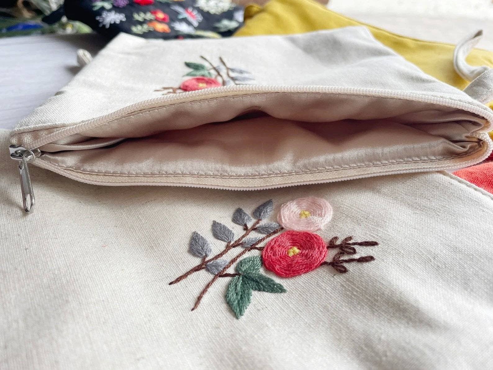 Flower Embroidered Cosmetics Bag: Daisy Bouquet