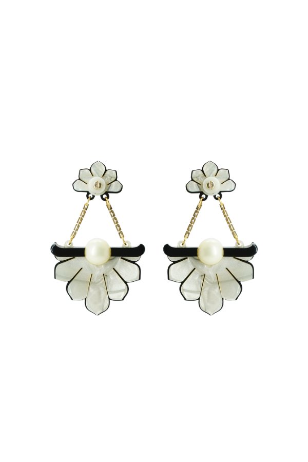 Daisy Earrings in Nacre