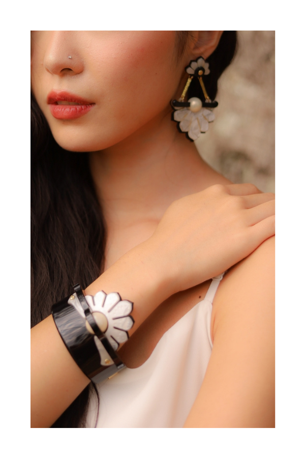 Daisy Earrings in Nacre