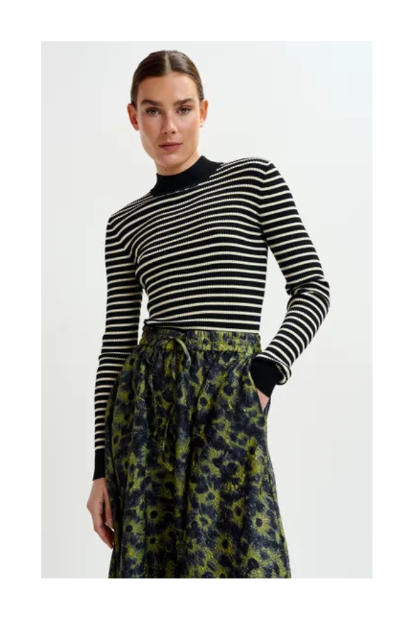 Striped Fit Pullover in Black Stripes