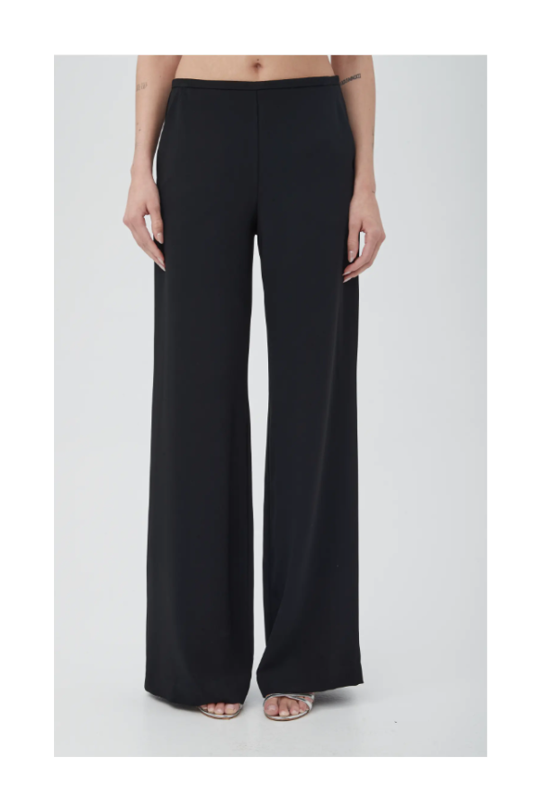 Tavia Pant in Black