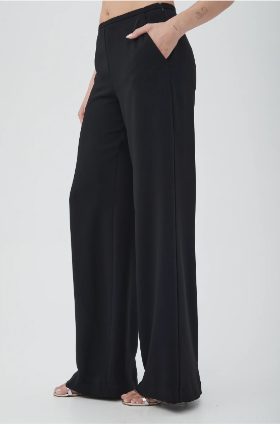 Tavia Pant in Black